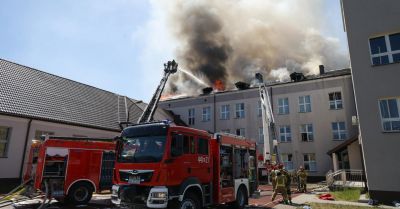 Pożar dachu liceum w Grodzisku Maz. został zlokalizowany i trwa jego dogaszanie
